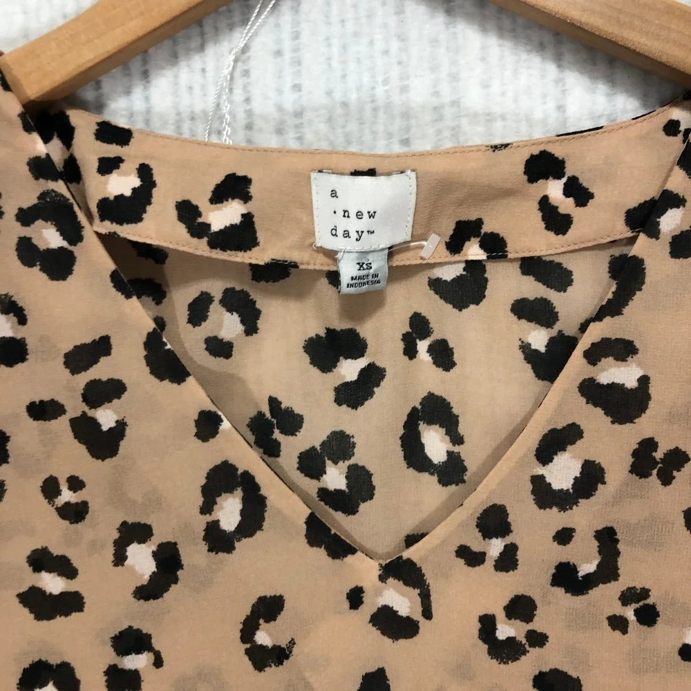 A New Day Leopard‎ Print V Neck Long Sleeve Flare Cuff Blouse XS - Picture 4 of 8